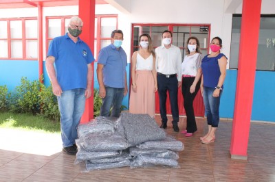 Solidariedade - OAB e CCA de Palotina repassam à Assistência Social cobertores da Campanha “Meias do Bem”