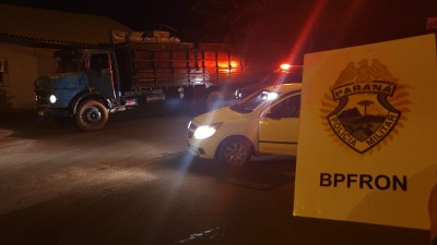 BPFRON APREENDE CAMINHÃO CARREGADO COM CIGARROS CONTRABANDEADOS E AUTOMÓVEL COM PRODUTOS DESCAMINHADOS EM SANTA HELENA