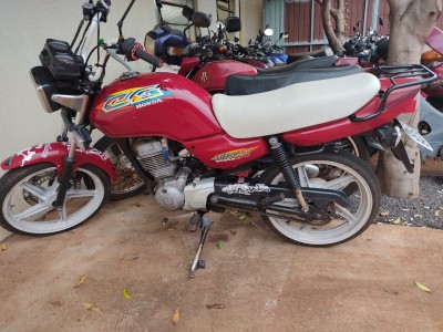 Palotina - Motociclista sem habilitação foge de abordagem, coloca vida de terceiros em risco e acaba tendo motocicleta irregular apreendida.