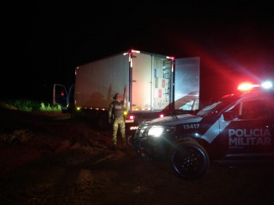 BPFRON APREENDE CAMINHÃO CARREGADO COM CIGARROS CONTRABANDEADOS DURANTE OPERAÇÃO HÓRUS EM MARECHAL CÂNDIDO RONDON
