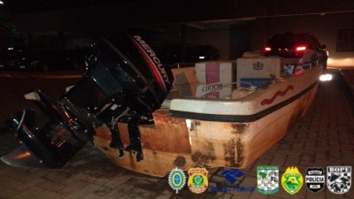 Polícia federal e BPFRON apreendem embarcação com cigarros contrabandeados durante operação Hórus.