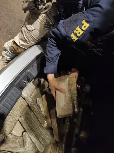 PRF PRENDE TRAFICANTE COM 140KG DE MACONHA