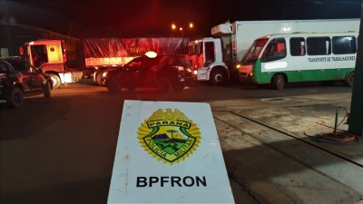 BPFRON APREENDE CAMINHÕES E MICRO-ÔNIBUS CARREGADOS COM CIGARROS CONTRABANDEADOS DURANTE OPERAÇÃO HÓRUS EM ENTRE RIOS DO OESTE -PR