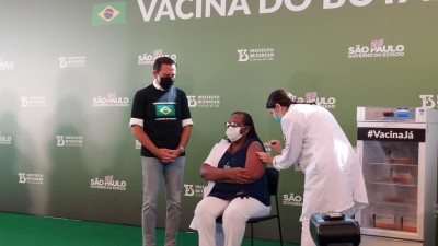 Após aprovação da Anvisa, governo de SP aplica 1ª dose da CoronaVac antes do início do plano nacional de vacinação