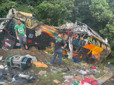 Acidente com ônibus deixa dez mortos e seis feridos na BR-376, em Guaratuba, diz PM