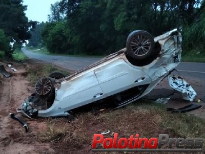 Terra Roxa - Corolla fica destruído em capotamento