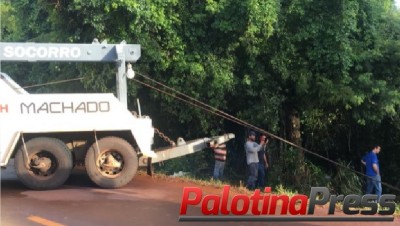 Polícia Rodoviária interdita PR-364 para retirar caminhão envolvido nem acidente. Apesar dos esforços veículo continua no local. 