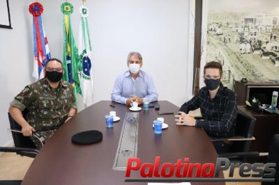 Prefeito de Palotina Luiz Ernesto de Giacometti recebe em seu gabinete o Coronel do Exército