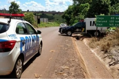 Menina morre de choque elétrico ao colocar celular para carregar
