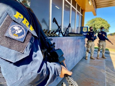 PRF apreende 2 fuzis, 31 pistolas e 62 carregadores em compartimento oculto de veículo em São Miguel do Iguaçu (PR)