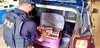 PRF apreende cigarros da Indonésia com passageira em carro de aplicativo de transporte privado 