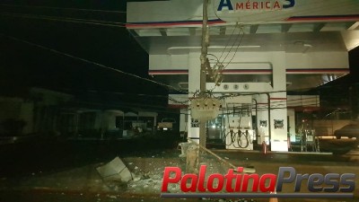 Carreta colide em poste e deixa parte de Palotina sem energia   
