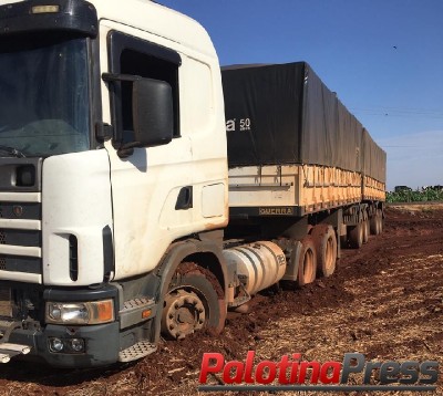 Palotina - Carreta carregada com cigarros contrabandeados é apreendida pela PM após ser abandonada na área rural.