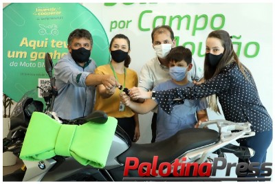 Sicredi Vale do Piquiri Abcd PR/SP entrega moto a associado de Campo Mourão (PR)