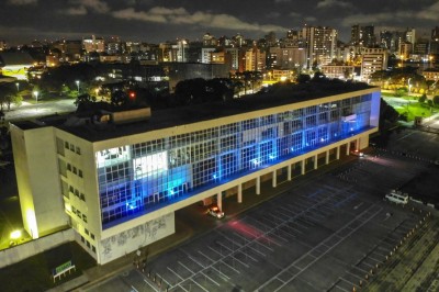Curitiba - Prédios públicos ganham iluminação azul para conscientizar sobre autismo