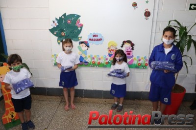 Palotina - Alunos recebem kits de materiais pedagógicos e uniformes escolares