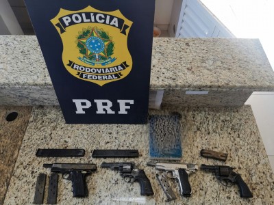 PRF aprende duas pistolas, dois revólveres e seis carregadores no Paraná