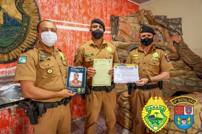 COMANDANTE DO 19º BATALHÃO DE POLÍCIA MILITAR ENTREGA CERTIFICADO DE POLICIAL DO MÊS DE FEVEREIRO, EM MARECHAL CÂNDIDO RONDON