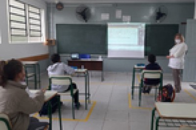 Duzentos colégios da rede estadual retornaram às aulas presenciais nesta segunda-feira