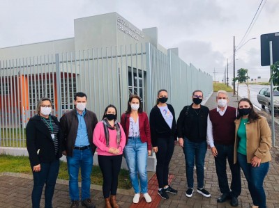 Prefeito, integrantes da secretaria de educação e vereadora de Palotina visitam clínica escola do município de Cascavel