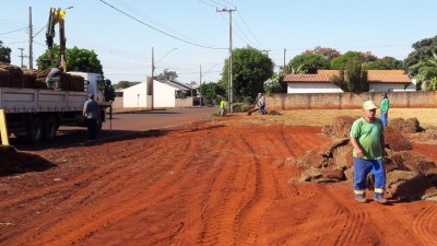 Prefeitura de Palotina realiza plantio de grama no parquinho do Bairro Oswaldo Cruz