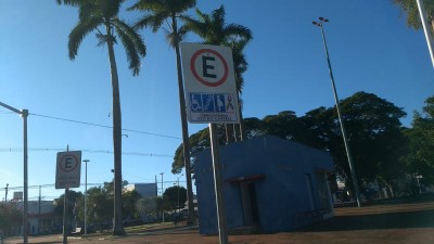 Prefeitura de Palotina realiza instalação de placas com a inserção do símbolo do autismo para atendimento preferencial