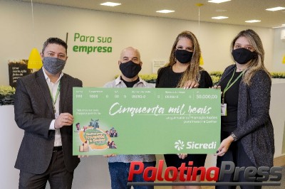 Sicredi Vale do Piquiri Abcd PR/SP entrega segundo prêmio da campanha Razões para Investir e Ganhar