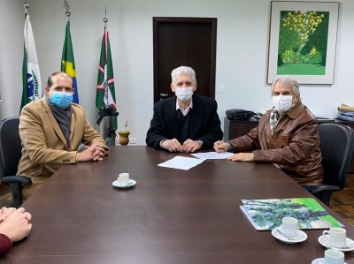 Prefeito de Palotina assina convênio, em Curitiba, para recurso destinado à pavimentação poliédrica da Linha Concórdia