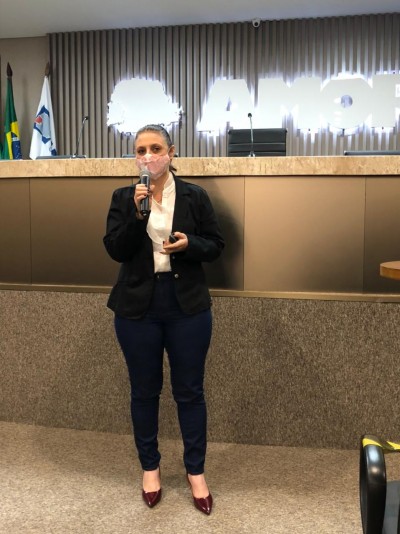 Secretária Municipal de Educação e Cultura de Palotina realiza apresentação na AMOP sobre retorno às aulas presenciais nas escolas do município