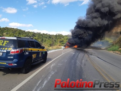 Carreta de Palotina tomba e pega fogo em Minas Gerais