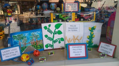 Vitrines do Comércio palotinense enfeitadas pelas crianças da rede municipal de ensino para comemorar os 61 anos de Palotina