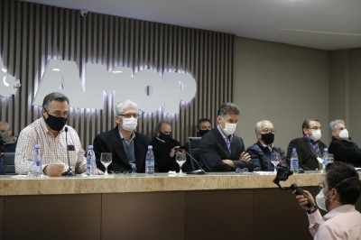 Presidente do Consamu, Luiz Ernesto, recepciona Beto Preto em evento com prefeitos