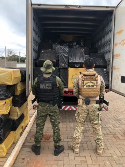 BPFRON E NEPOM/POLÍCIA FEDERAL APREENDEM CAMINHÃO CARREGADO COM CIGARROS CONTRABANDEADOS EM TERRA ROXA/PR