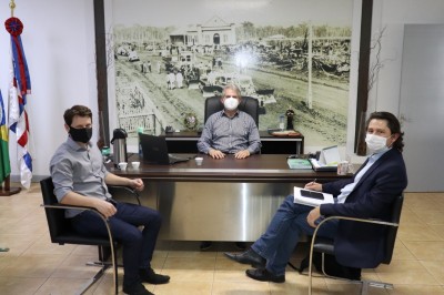 Luiz Ernesto de Giacometti recebe visita do ex prefeito Jucenir Stentzler