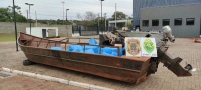 BPFRON E POLÍCIA FEDERAL APREENDEM EMBARCAÇÃO E CAMINHÃO CARREGADOS COM CIGARROS CONTRABANDEADOS EM GUAÍRA