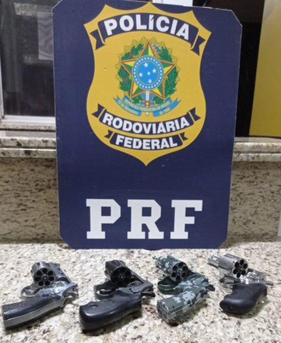 PRF aprende quatro revólveres em operação de combate ao crime na fronteira