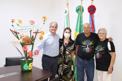 Visita em Gabinete para entrega do Presente da Família Ramensoni ao Prefeito de Palotina 