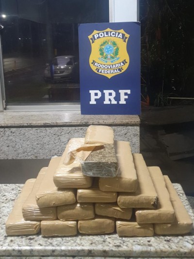 PRF APREENDE MACONHA EM VEÍCULO PARAGUAIO