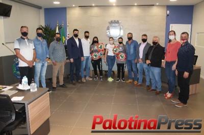 MOÇÃO DE APLAUSOS - Câmara de Palotina faz homenagem para campeãs brasileiras de Kickboxing