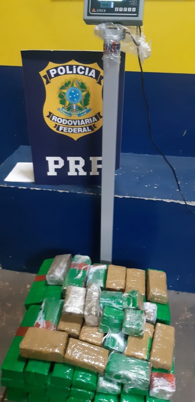 OPERAÇÃO CONJUNTA DA PF COM A PRF APREENDE MACONHA ESCONDIDA EM FUNDOS FALSOS