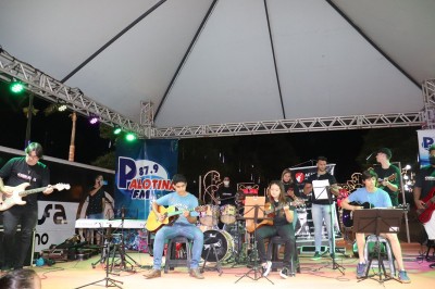 NATAL DE ESPERANÇA E LUZ - Palotina promove show com pratas da casa na praça Amadeu Piovesan