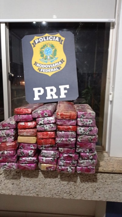 PRF apreende 47 kg de capulho e prende duas pessoas