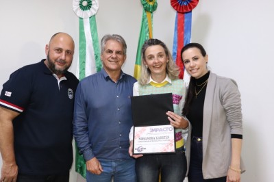PRÊMIO IMPACTO 2022- Nissandra recebe o título de Servidora Pública Destaque