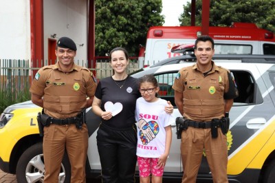 Aluna do Centro Municipal recebe visita de policiais e realiza sonho