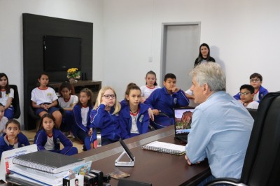 ATRIBUIÇÕES DA GESTÃO PÚBLICA- Alunos da Escola Percicoti de Palotina conhecem os trabalhos da Prefeitura