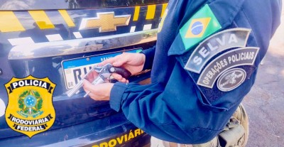 PRF prende homem por porte ilegal de arma de fogo que disse ter ganhado de presente no Paraguai 