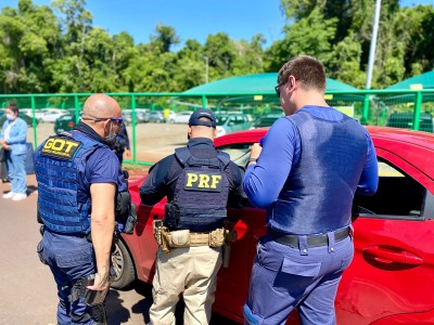 PRF e Foztrans realizam operação contra o transporte irregular no aeroporto de Foz do Iguaçu 