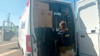 PRF apreende ambulância recheada de cigarros no Paraná