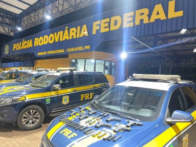 PRF apreende quase 2 toneladas de maconha e 8 pistolas em carreta frigorífica