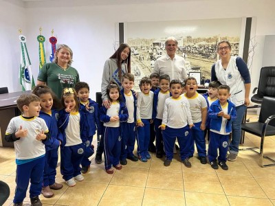 Alunos do Infantil visitam gabinete do prefeito Luiz Ernesto de Giacometti